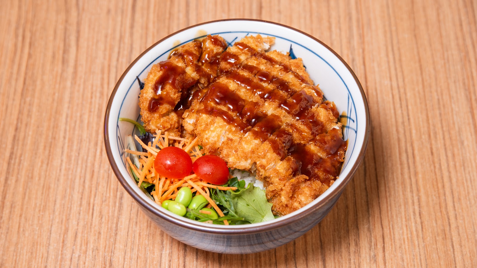 Donburi garni servi dans un bol en céramique chez DON DON